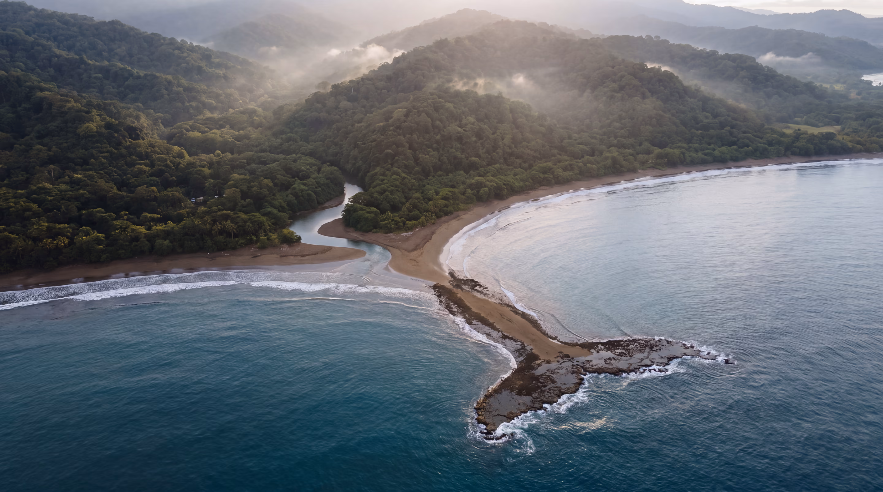 Luftaufnahme der Punta Uvita: Sandbank in Form einer Walflosse zwischen tropischem Regenwald und Pazifik