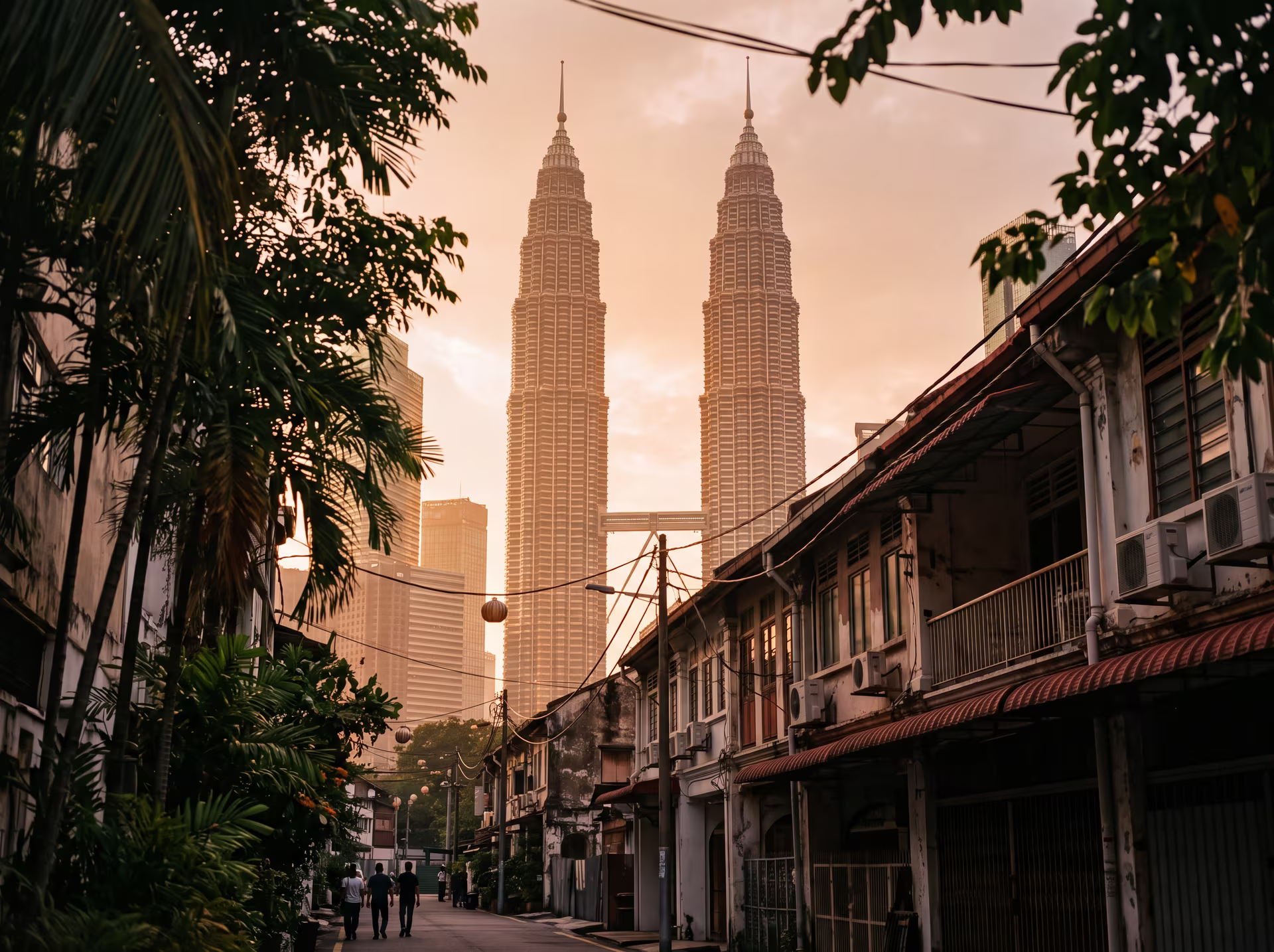 Tours Petronas illuminées au crépuscule au-dessus des rues de Kuala Lumpur