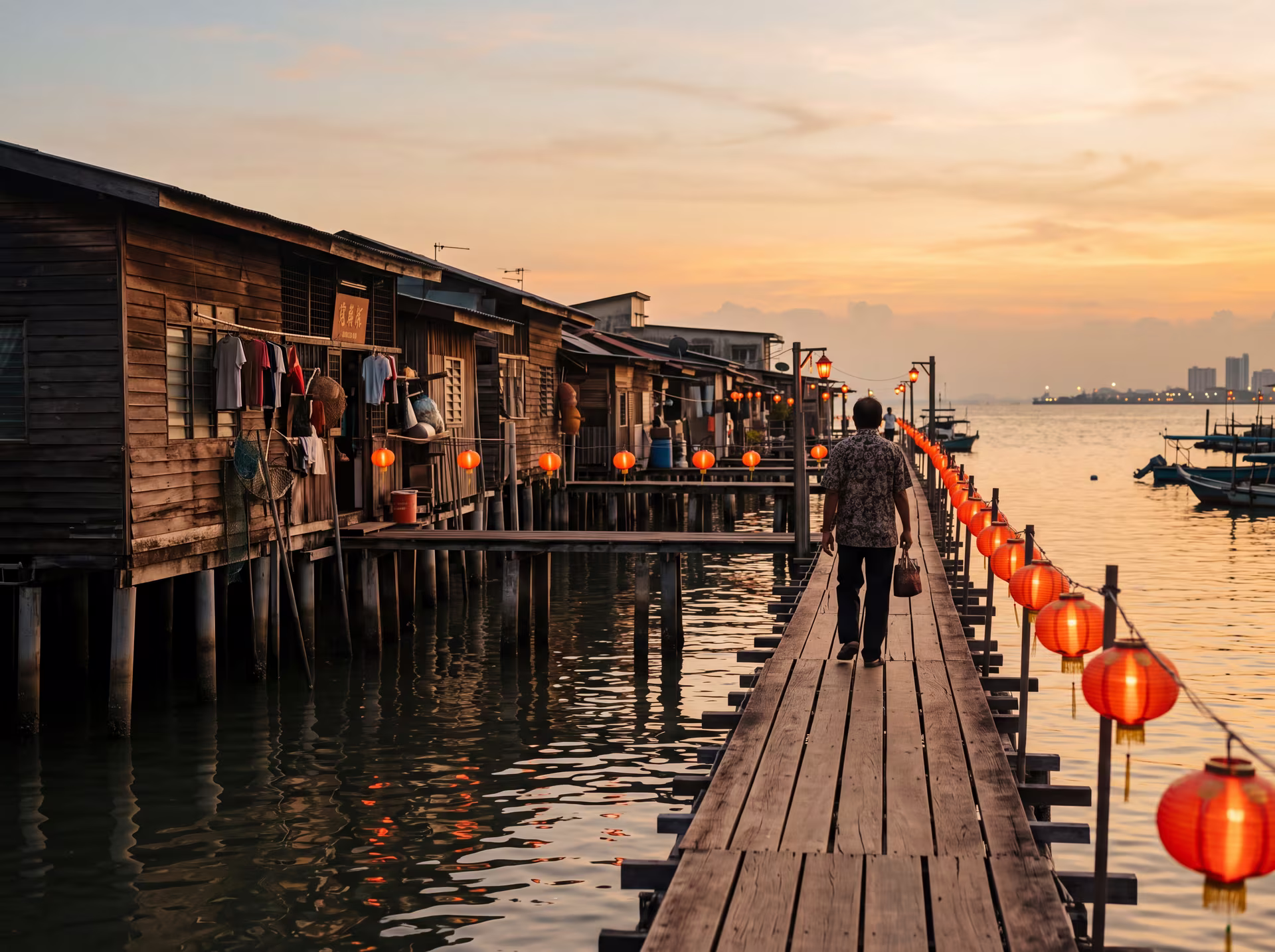 Maisons de bois sur pilotis des Clan Jetties à George Town, lanternes rouges au crépuscule