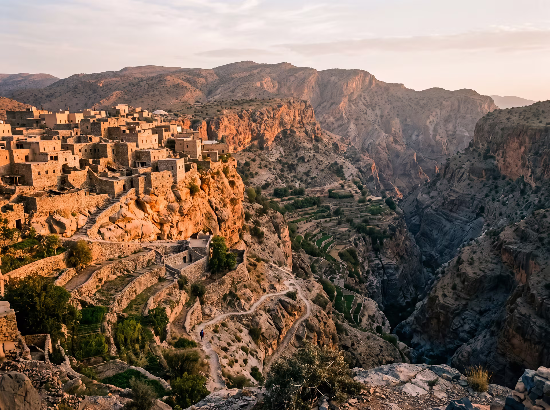 Villages en terrasses du Jabal Al Akhdar accrochés aux falaises, lumière du soir sur les gorges