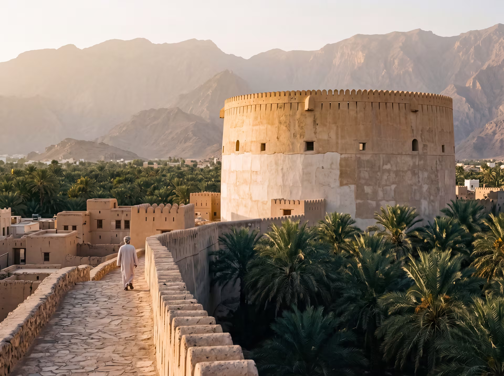 Tour circulaire du fort de Nizwa dominant les palmeraies et les montagnes du Hajar