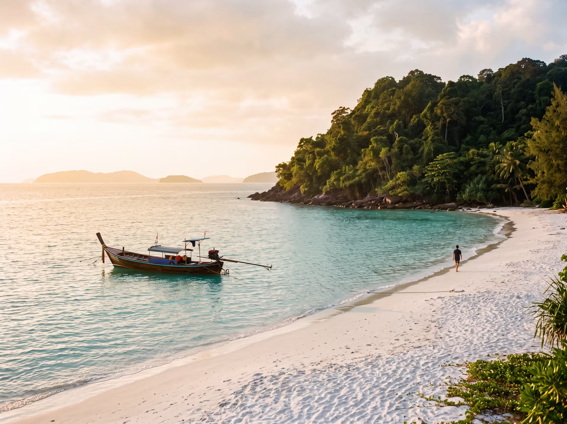 Weisser Sandstrand vor Dschungel auf Koh Rong Samloem am späten Nachmittag