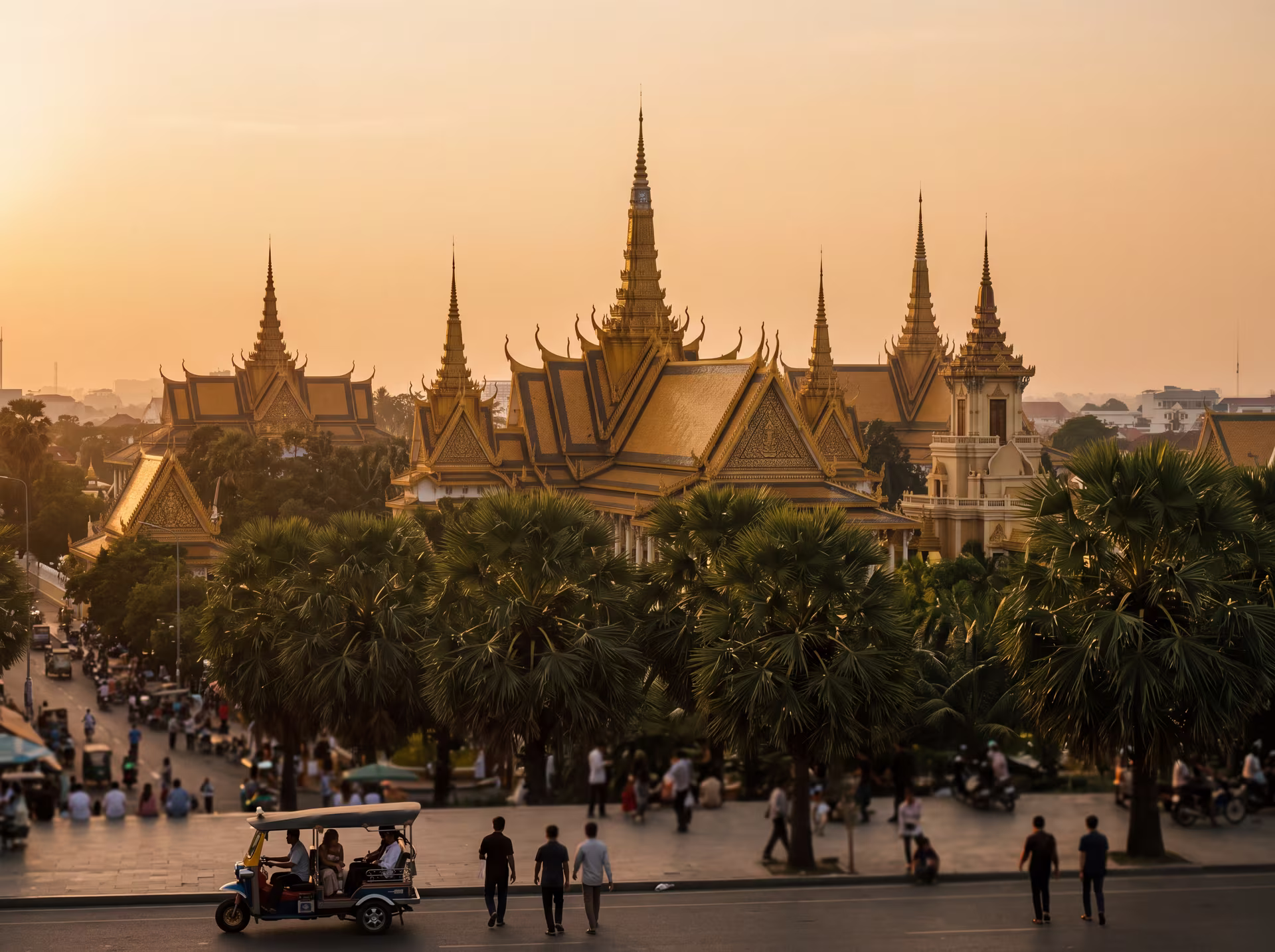 Goldene Dächer des Königspalasts von Phnom Penh im Abendlicht