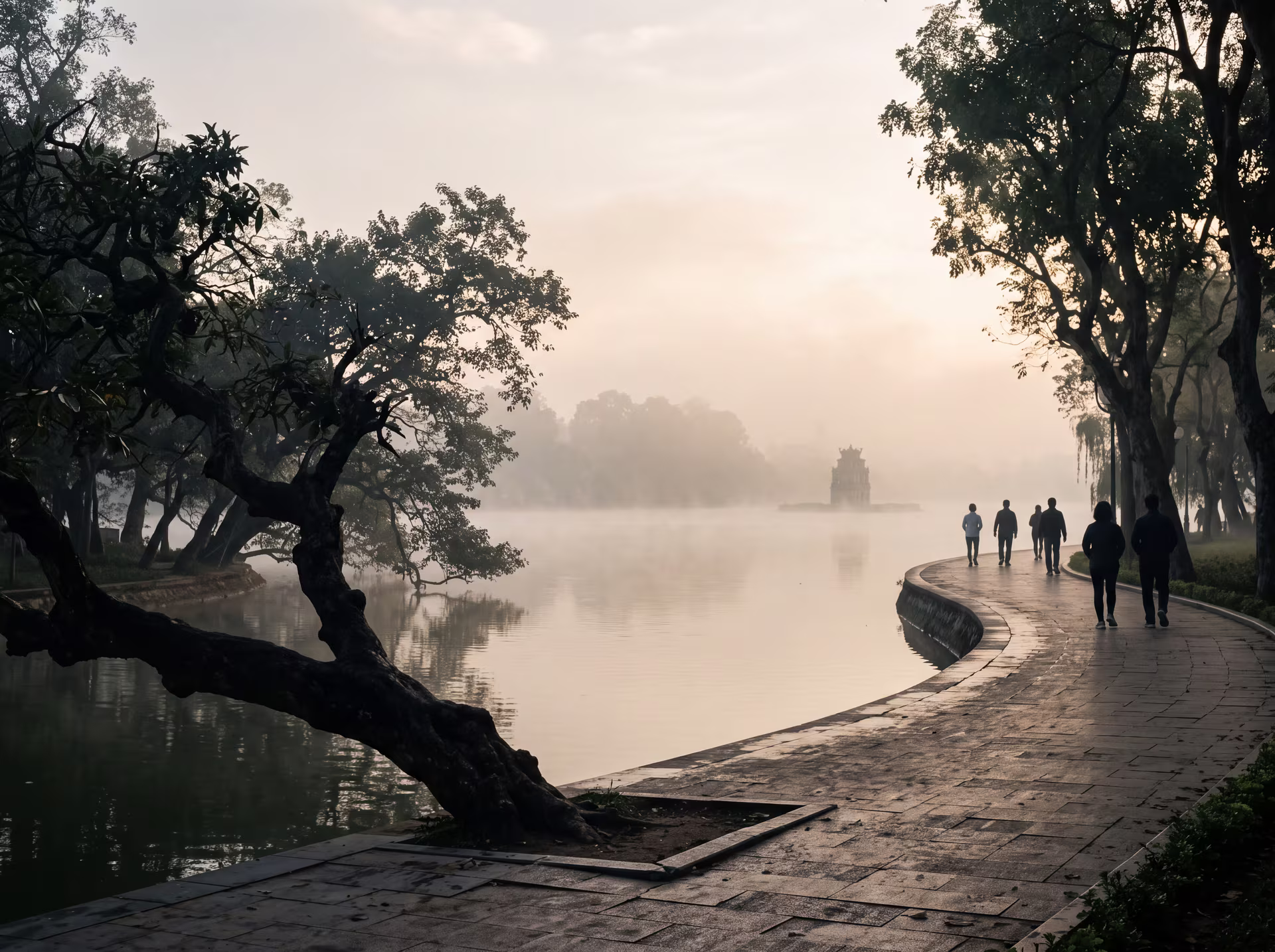 Morgennebel über dem Hoan-Kiem-See in Hanoi, Silhouetten von Spaziergängern