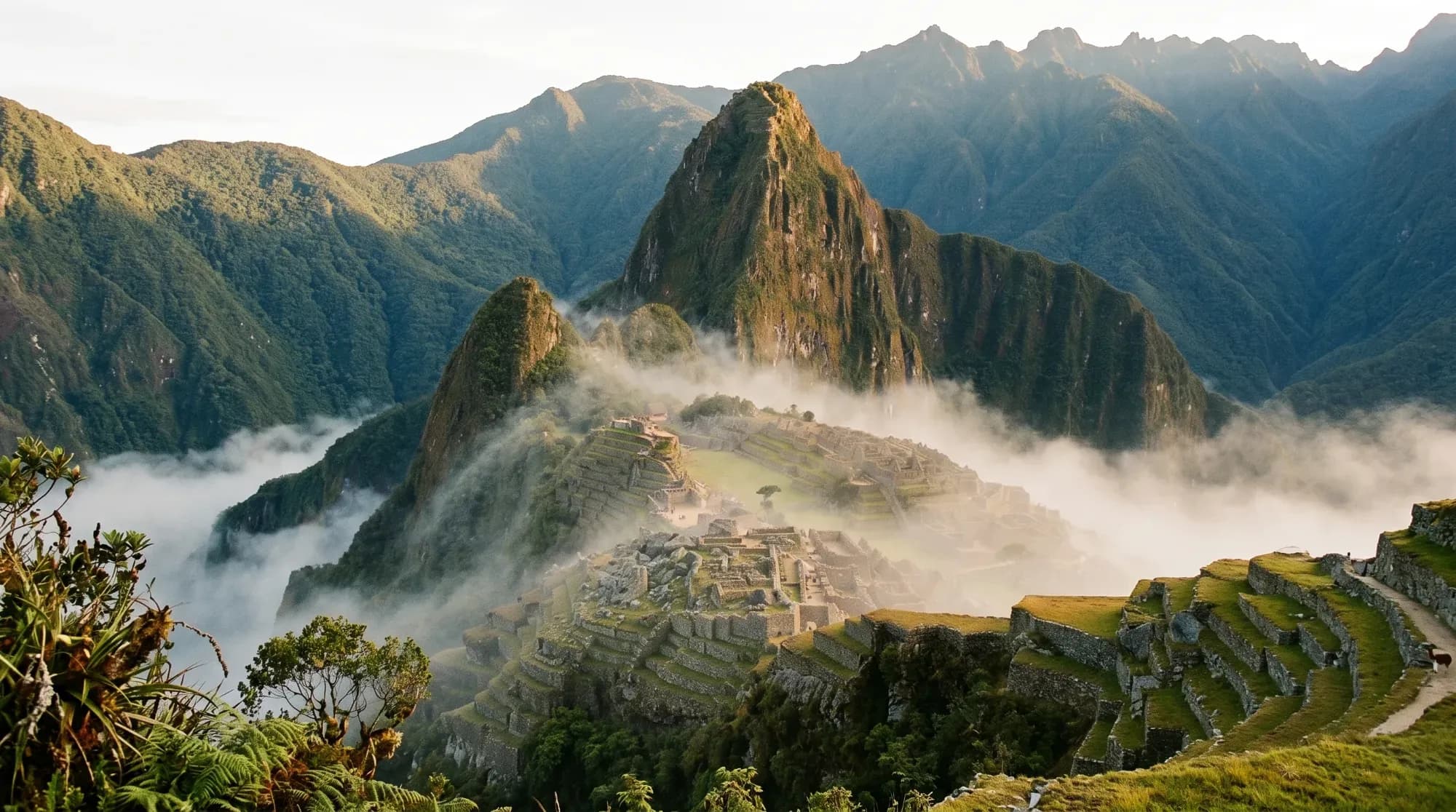 Ruines du Machu Picchu dans la brume matinale, illustrant le trek sur les traces des Incas
