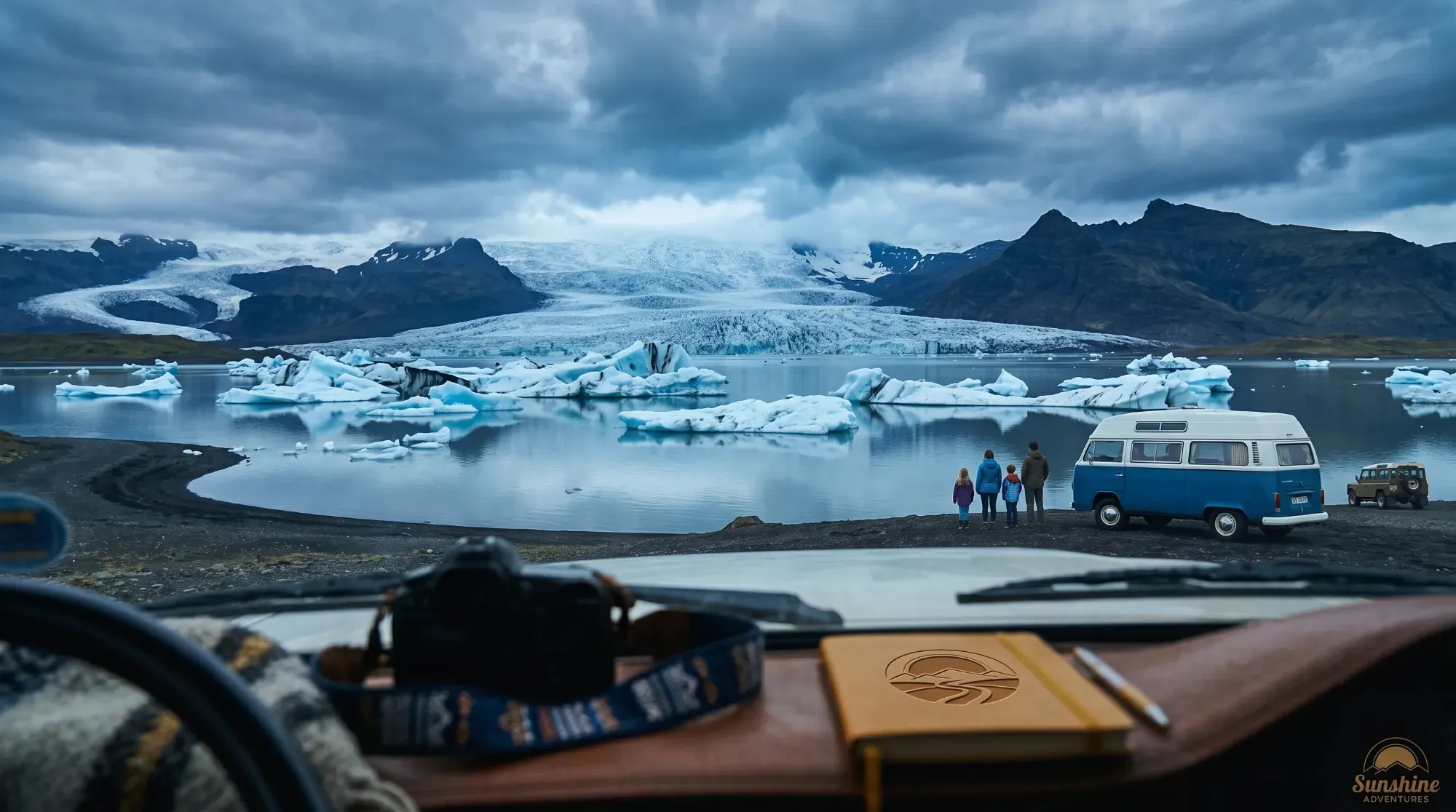 Van aménagé face à un paysage islandais spectaculaire, illustrant un road trip en Islande